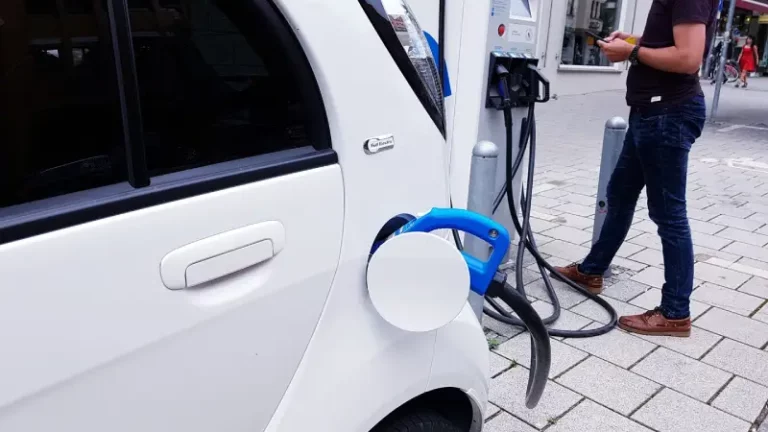 Comment recharger une voiture électrique : guide complet