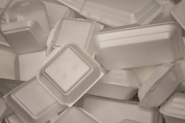Comment recycler le polystyrène : défis, solutions et innovations